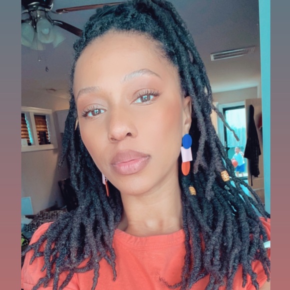 Meet your Posher, Bri - Picture 2 of 5